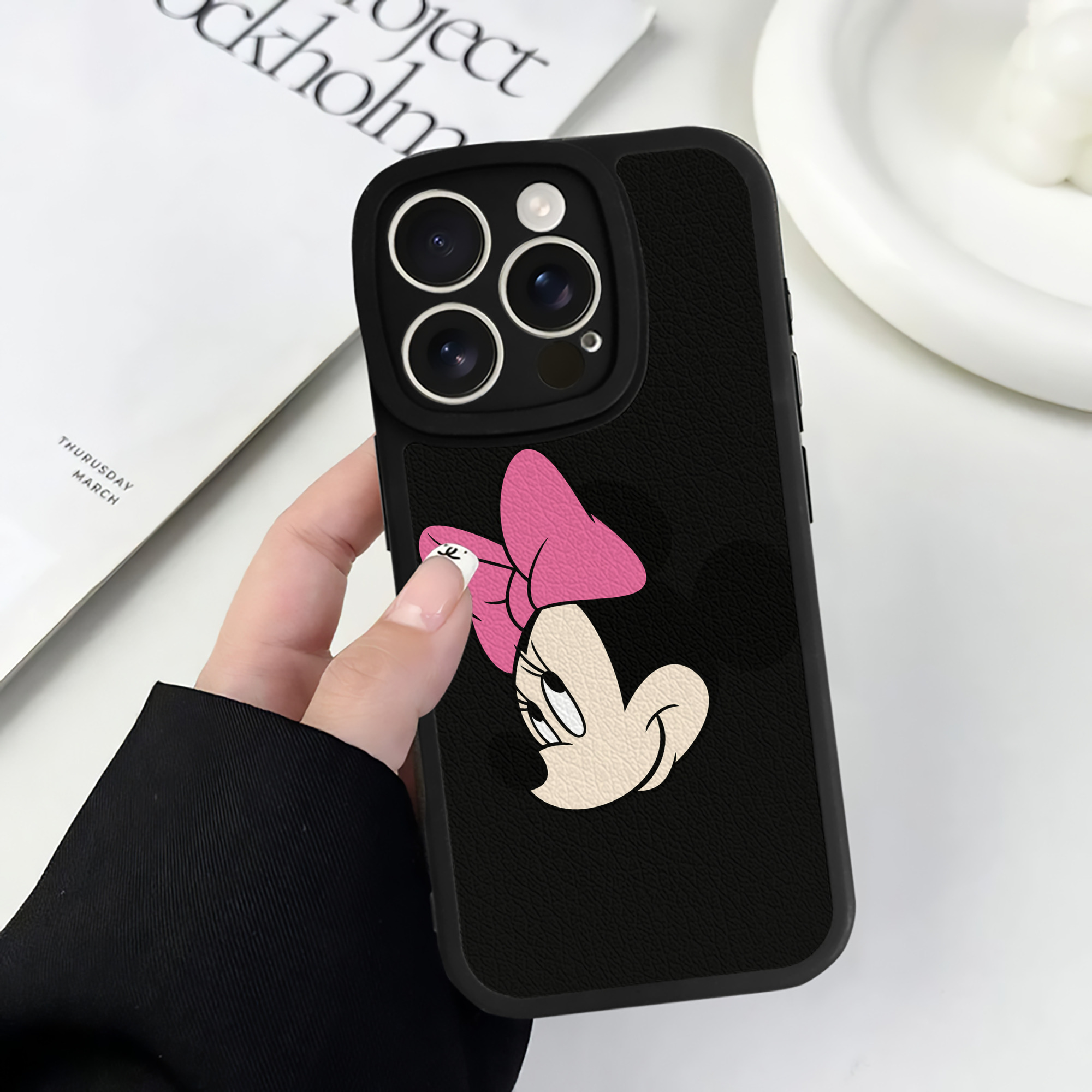 （画像用） ミッキーマウス Mickey Mouse 【iPhone 16シリーズ対応】シリコンスマホケース（レザー調） 材質：シリコン